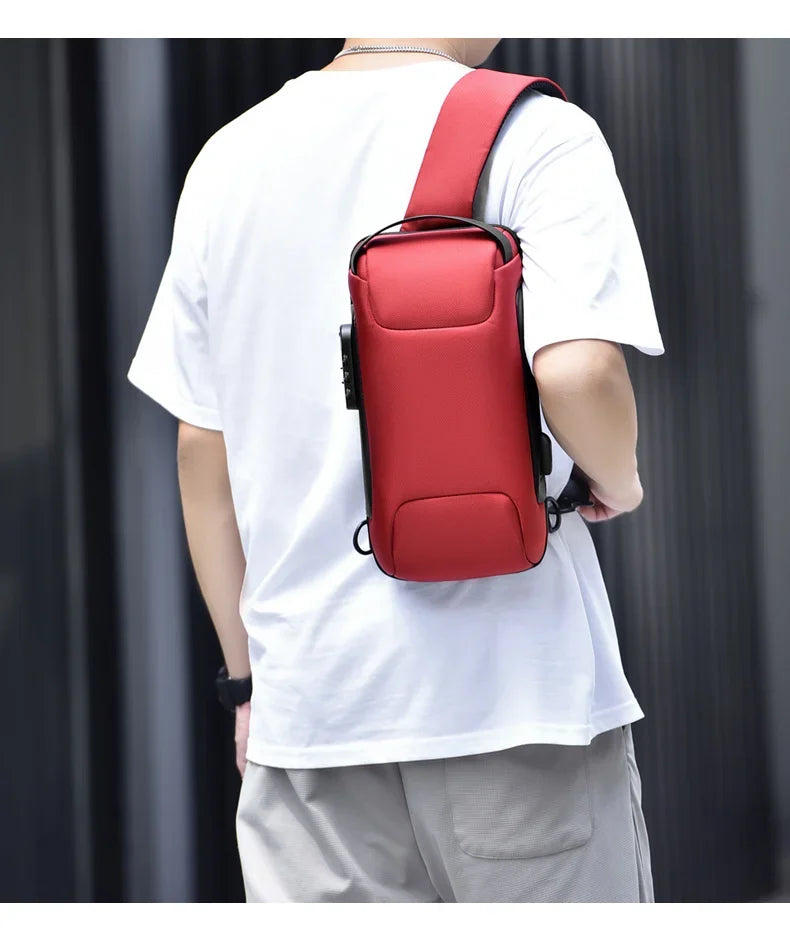 Eine Person trägt ein weißes T-Shirt und hält eine rote Designer-Anti-Diebstahl-Crossbody-Tasche.