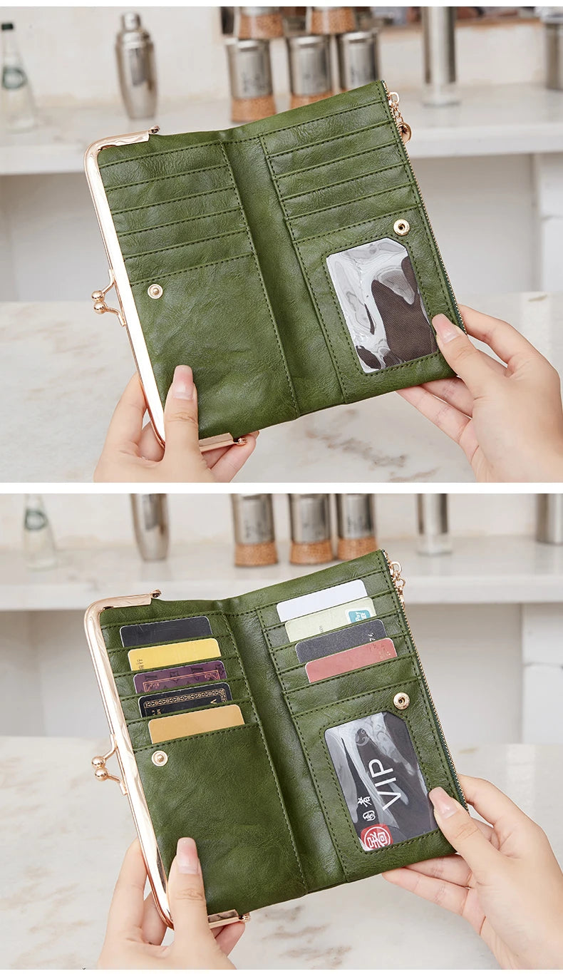 Eine Hand hält eine offene grüne Leder-Multifunktions-Vintage-Clutch, die verschiedene Karten und eine VIP-Karte zeigt.