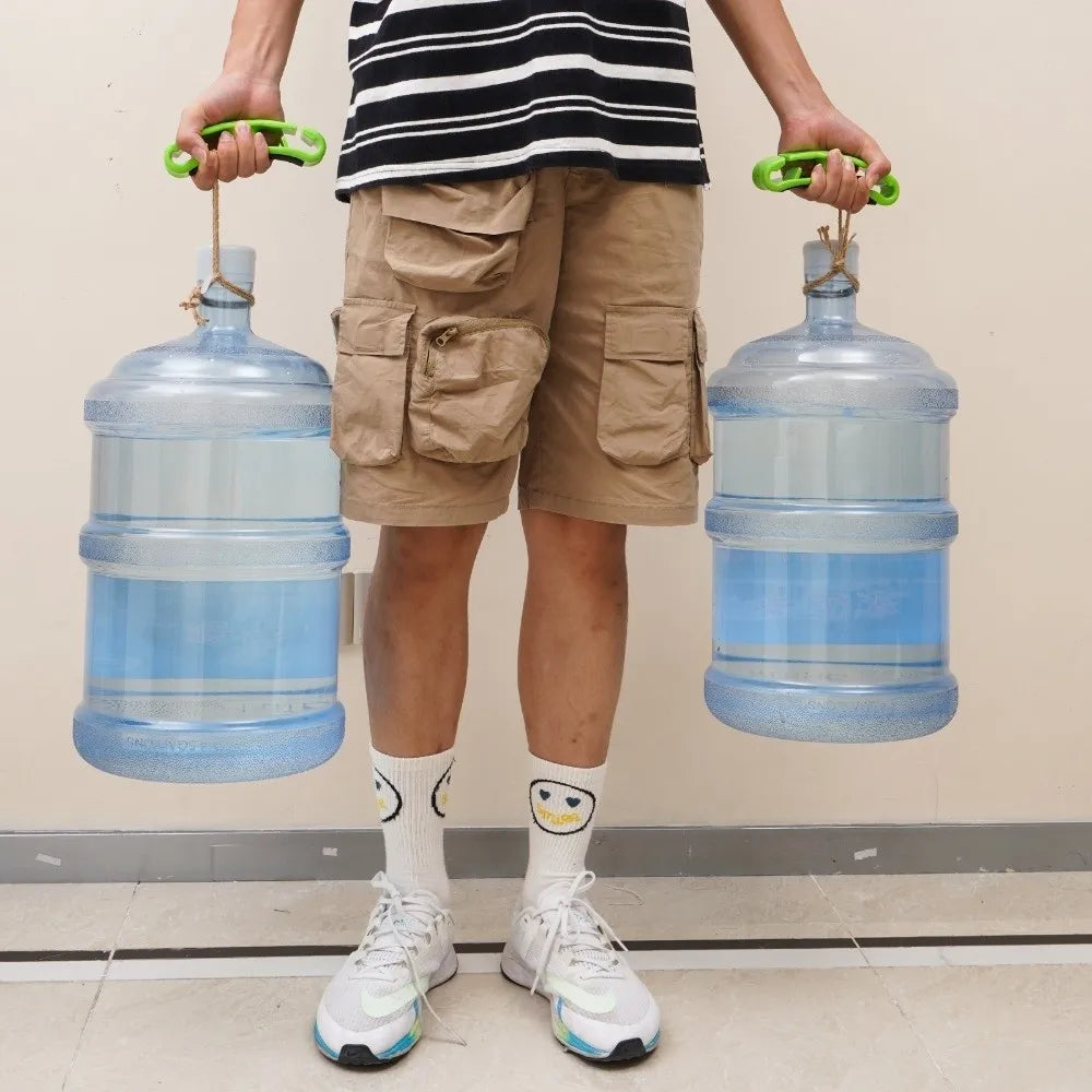 Una persona sostiene dos botellas de agua transparentes con asas verdes, vistiendo pantalones cortos beige y calcetines blanc
