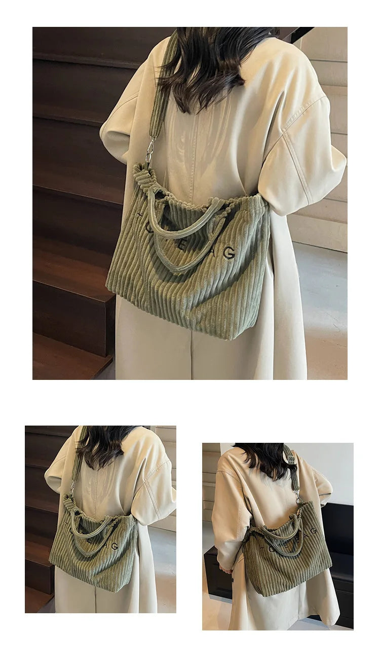 Un sac à l'épaule en velours vert clair rayé avec une sangle en cuir, porté par une personne dans un manteau de couleur crème