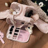 Rosa Luxus-Organizertasche für Make-up mit mehreren Fächern und einem weißen flauschigen Teddybär-Accessoire.