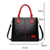Sac bandoulière en cuir PU noir avec accents rouges et quincaillerie dorée, vue de face.