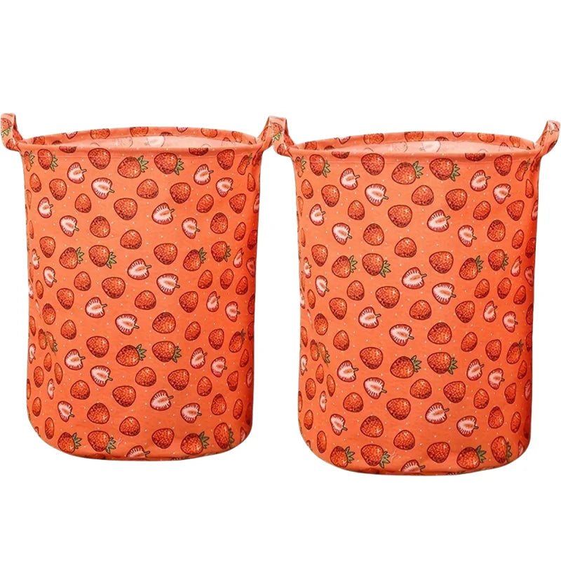 Deux paniers à linge en tissu orange avec un motif de fraise.
