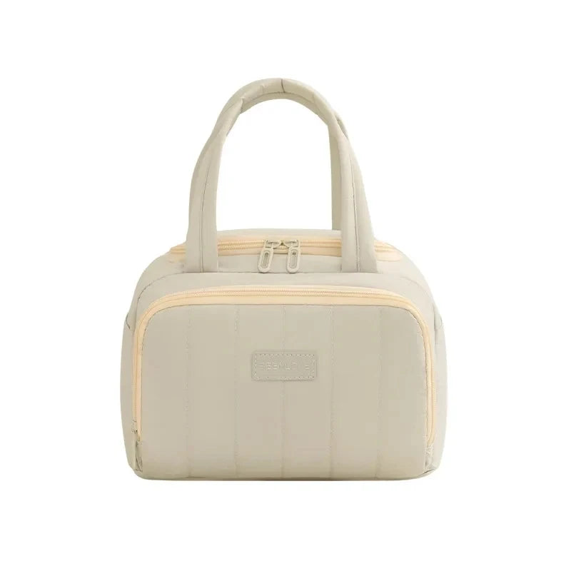 Bolso térmico acolchado beige con asa y cierre de solapa.