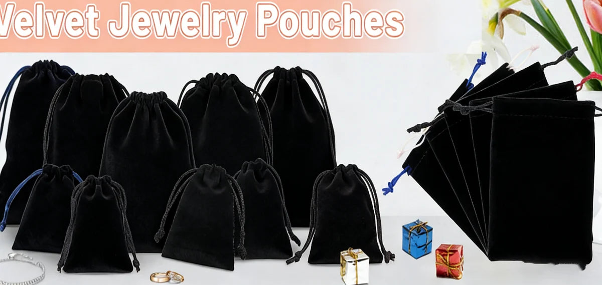 Colección de bolsitas de joyería de terciopelo negro y bolsas de regalo de papel grueso con asas de cuerda sobre fondo blanco