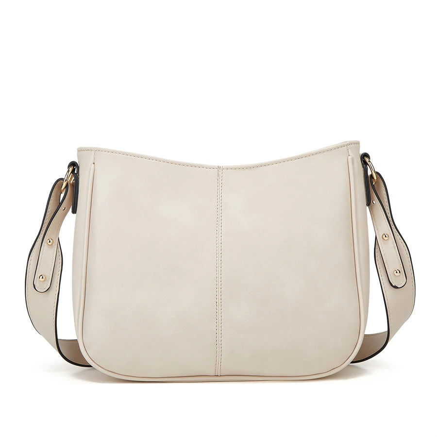 Sac à main en cuir PU beige clair avec une finition lisse et des garnitures en cuir fauve.