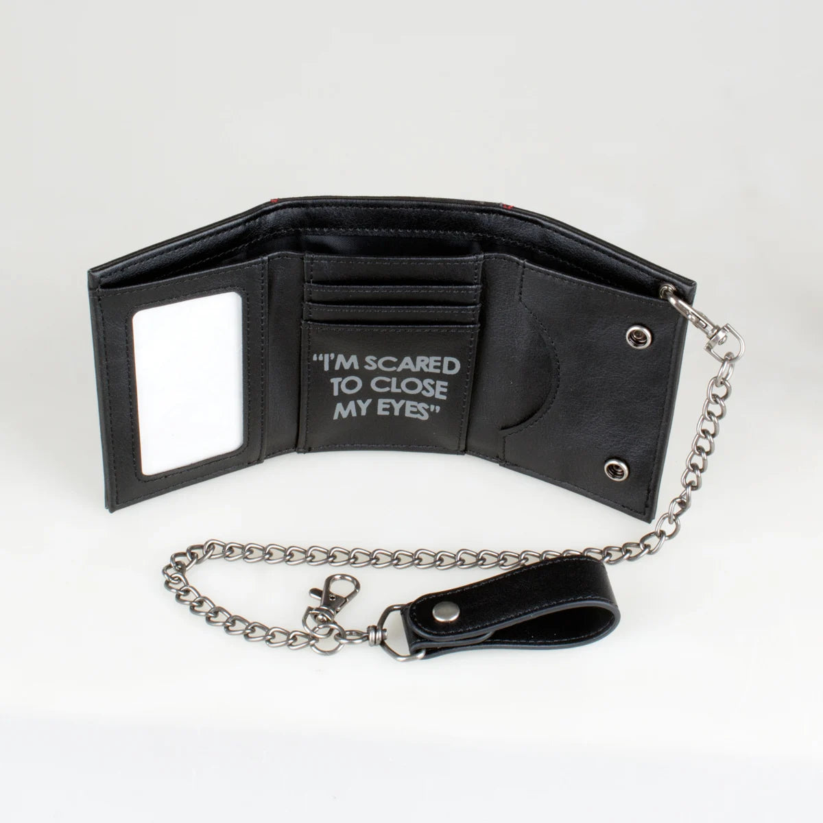 Schwarzes dreifach gefaltetes Ketten-Kartenträger-Wallet mit klarem Fenster und silberner Kette.