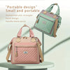 Sac à lunch isotherme rose avec motif matelassé et sangle beige en gros plan.