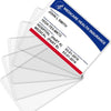 Une pile de pochettes protectrices en PVC transparentes, dont une affiche une carte d'assurance maladie Medicare.
