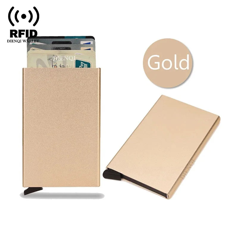 Una tarjeta de crédito e identificación delgada beige junto a una pila de tarjetas y un icono circular dorado.