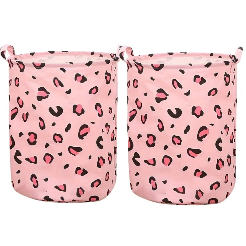 Un paire de paniers à linge en tissu à imprimé léopard rose.