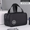 Schwarze Doppel-Mittel-Make-up-Organizer-Tasche mit Henkel und Reißverschluss, neben einem Waschbecken