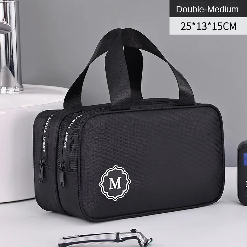 Schwarze Doppel-Mittel-Make-up-Organizer-Tasche mit Henkel und Reißverschluss, neben einem Waschbecken