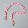 Bracelet en résine rose mat de 65cm avec fermoirs dorés.