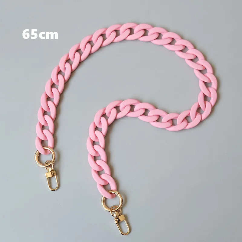 Bracelet en résine rose mat de 65cm avec fermoirs dorés.