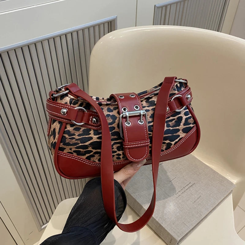 Un sac à encolure léopard en cuir marron est exposé sur une surface claire.