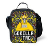 Sac à dos noir avec un motif de gorille cartoon jaune et divers étiquettes et motifs.