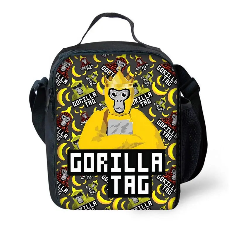 Sac à dos noir avec un motif de gorille cartoon jaune et divers étiquettes et motifs.