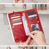 Nahaufnahme einer Vintage-roten Leder-Reißverschlus-Geldbörse, die Karten und Bargeld enthält.