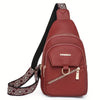 Maroones Kunstleder-Crossbodytasche mit schwarzem verstellbarem Riem und gemustertem Zierrand.