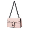 Bolso cruz de hombro con estampado de serpiente rosa claro y correa de cadena negra.