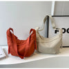 Tan Nylon-Crossbody-Tasche in verbranntem Orange auf weißer Oberfläche.