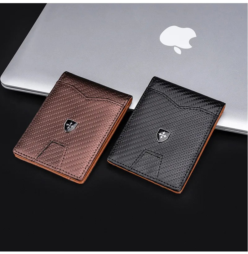 Una cartera delgada marrón oscuro y negra con acabado texturizado, junto a una laptop Apple.