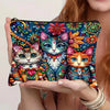 Una mano sostiene una bolsa de cierre de lona colorida con diseños detallados de gatos en vibrantes patrones florales.