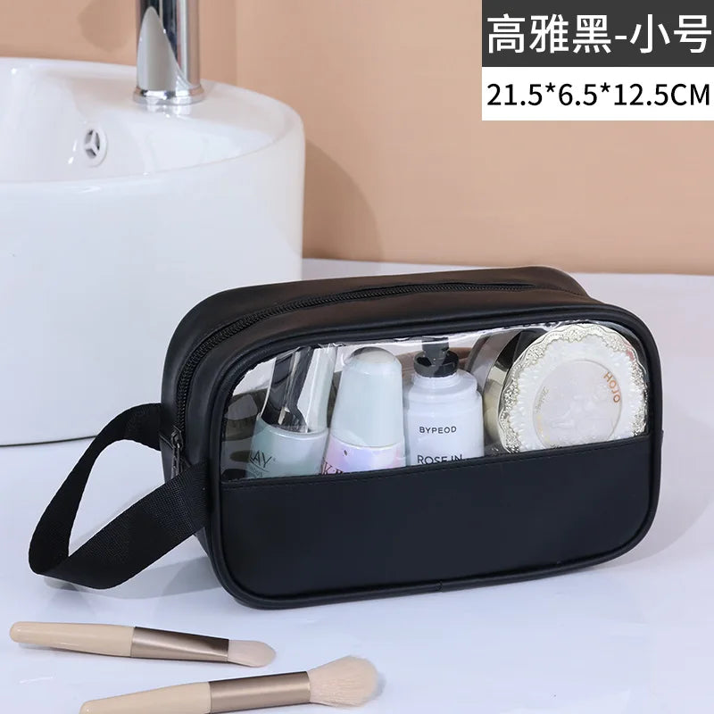 Schwarze Kosmetik- und Badezusatztasche mit Tragegurt, die verschiedene Körperpflegeprodukte enthält.