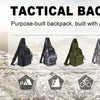 Sammlung taktischer Rucksäcke vor bergiger Outdoor-Hintergrund für Camping und Klettern