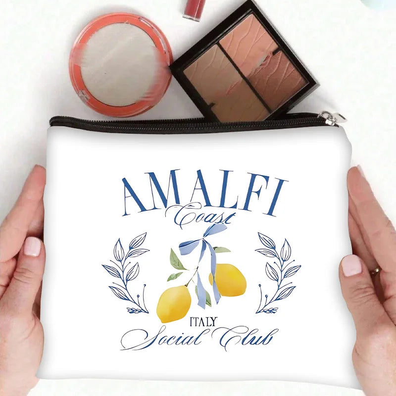 Bolsa de almacenamiento cosmético blanca con diseño de la Costa Amalfitana, ilustraciones de limón y rama de olivo.