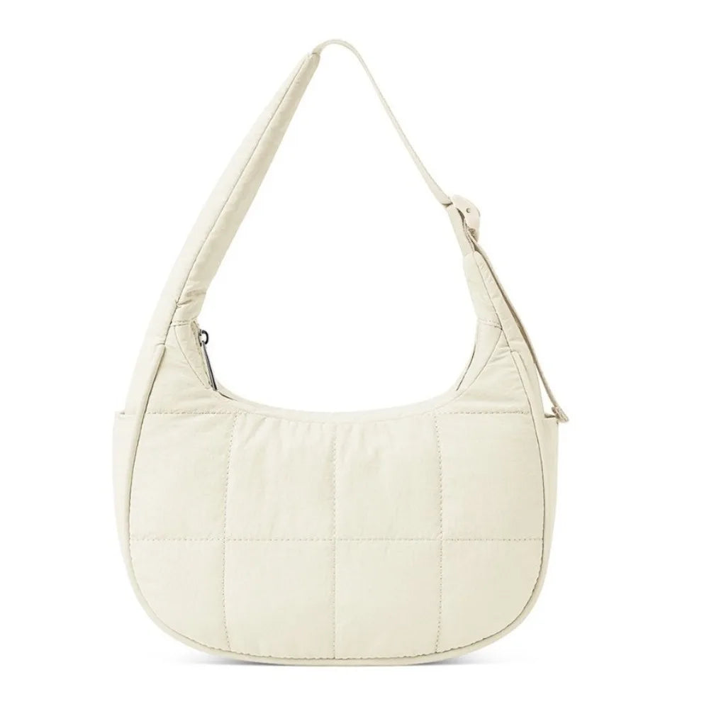 Clutch de noche con lazo acolchado de cuero color crema.