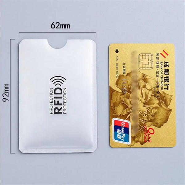 Un porte-cartes blanc anti-RFID et une carte bancaire dorée sont présentés sur un fond gris.