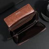 Portefeuille à fermeture éclair en cuir marron pour homme, montré ouvert avec intérieur et extérieur.