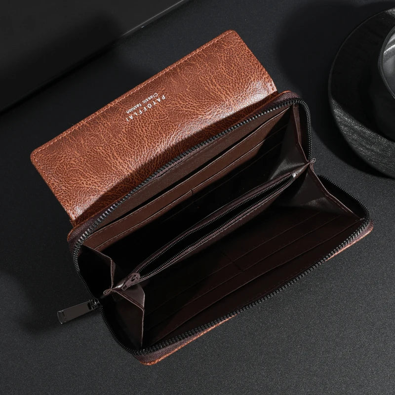Portefeuille à fermeture éclair en cuir marron pour homme, montré ouvert avec intérieur et extérieur.