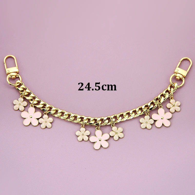 Goldkette mit kleinen weißen Blumenschmuck für eine Crossbody-Handtasche.