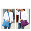 Eine Frau hält eine lila wasserdichte Nylon-Crossbody-Tasche in einem weißen Pullover und Jeans.