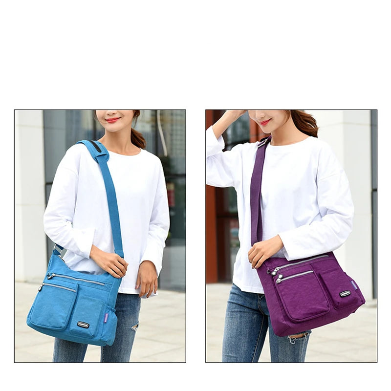Eine Frau hält eine lila wasserdichte Nylon-Crossbody-Tasche in einem weißen Pullover und Jeans.