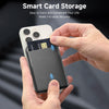 Une main tient un portefeuille magnétique noir inséré dans la fente d'un iPhone, montrant le stockage de cartes intelligentes