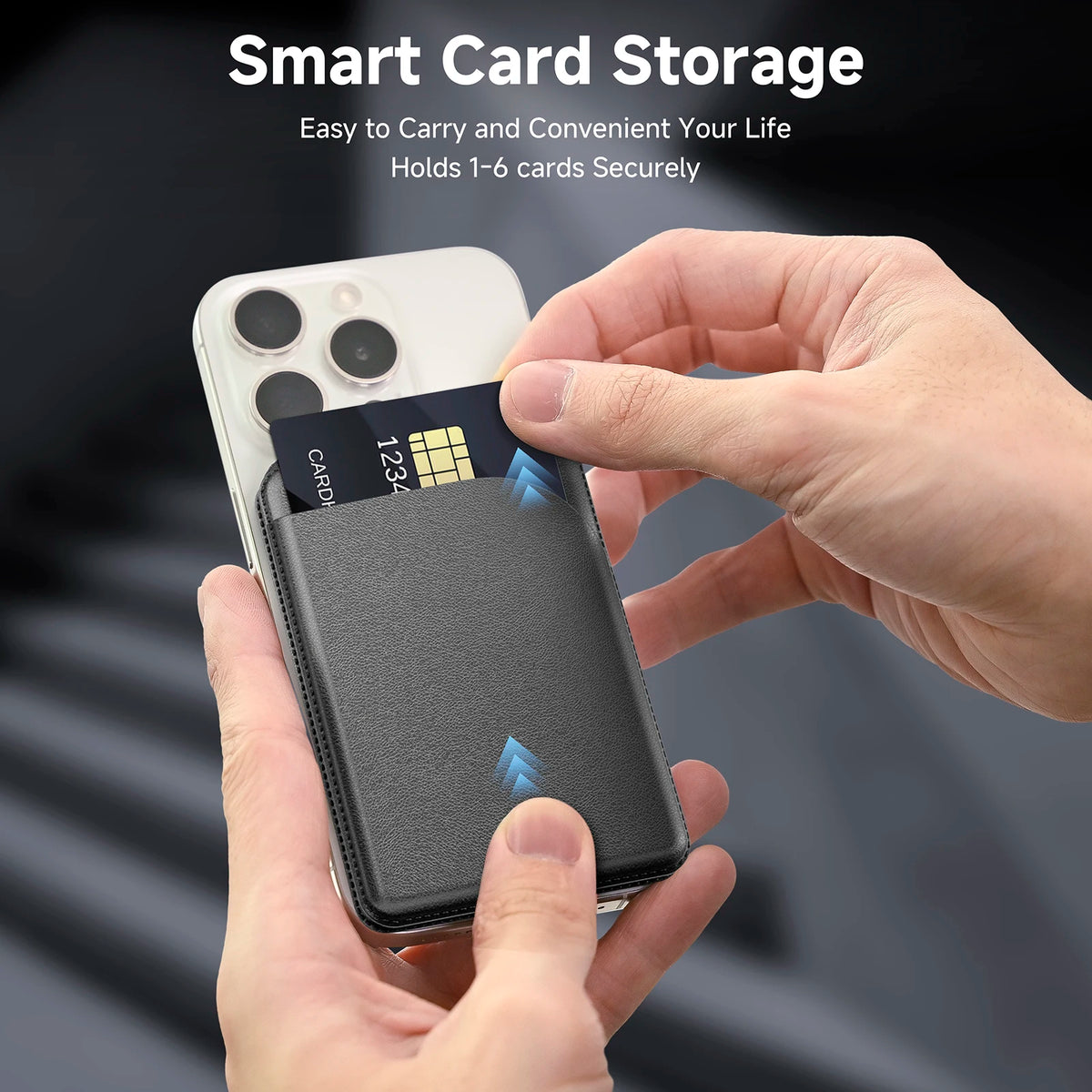 Une main tient un portefeuille magnétique noir inséré dans la fente d'un iPhone, montrant le stockage de cartes intelligentes