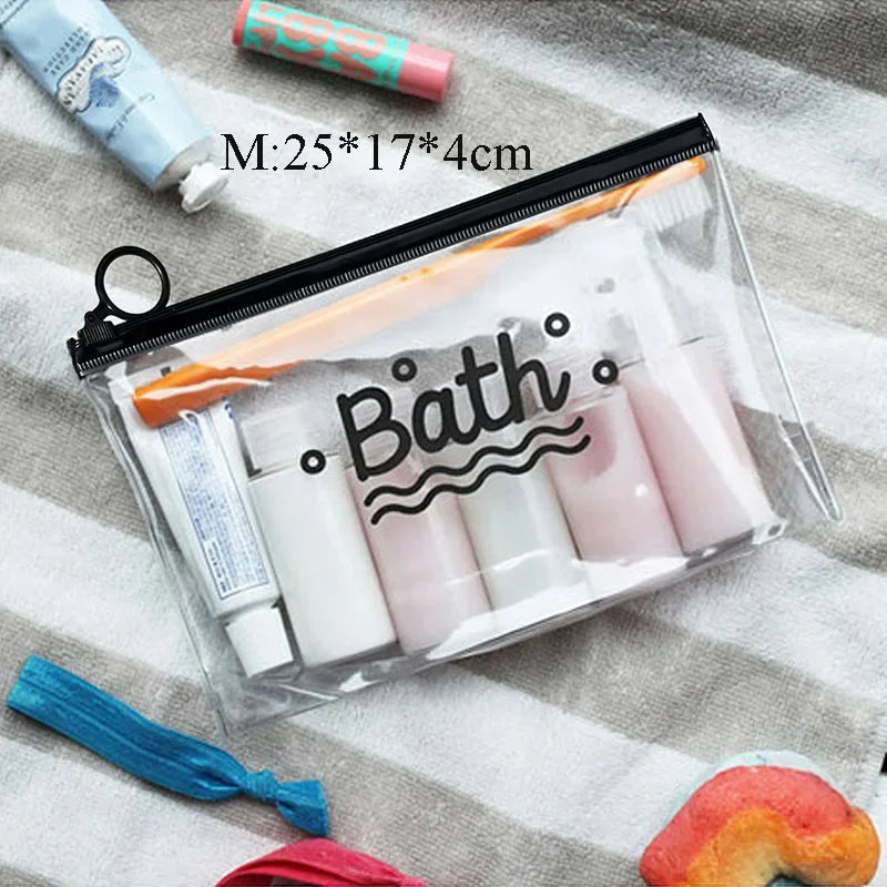 Bolsa plástica transparente para cosméticos llena de productos de baño blancos y rosados y un tubo pequeño sobre una tela a r