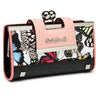 Cartera de mujer rosa y negra con estampado floral de mariposa.