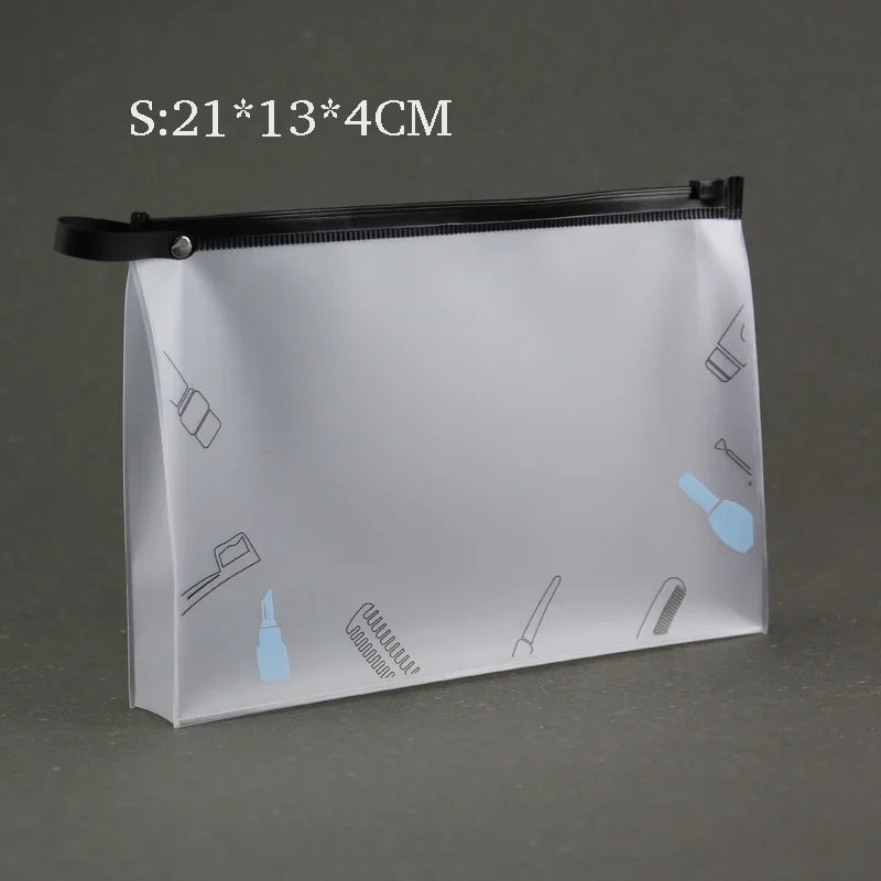Bolsa transparente para cosméticos con cremallera negra, mostrando herramientas y artículos de belleza dentro.