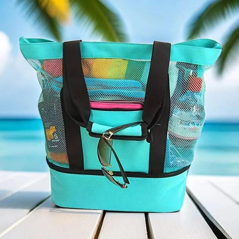 Türkise isolierte Netztasche mit schwarzen Riemen und rosa Futter auf weißem Holz nahe dem Ozean.