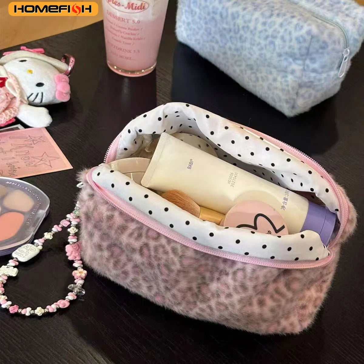 Bolsa organizadora de cosméticos con estampado de leopardo peludo, mostrando productos de belleza.