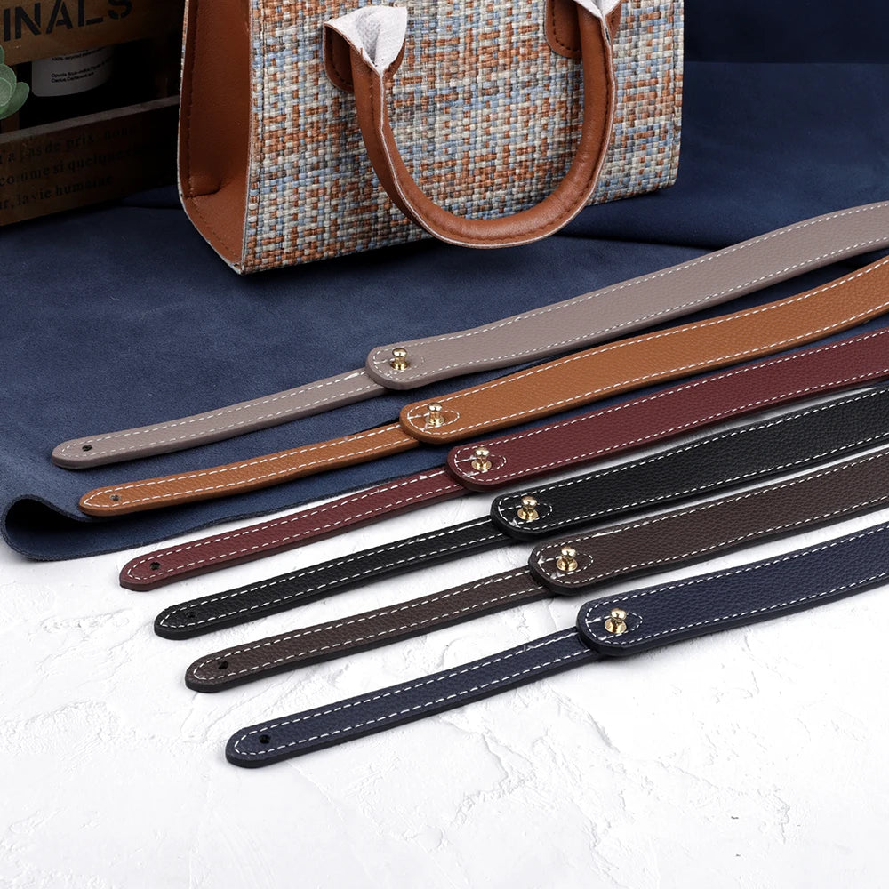 Collection de sangles de sac à main en cuir PU réglables dans différentes nuances de marron et de gris, présentées sur un tis