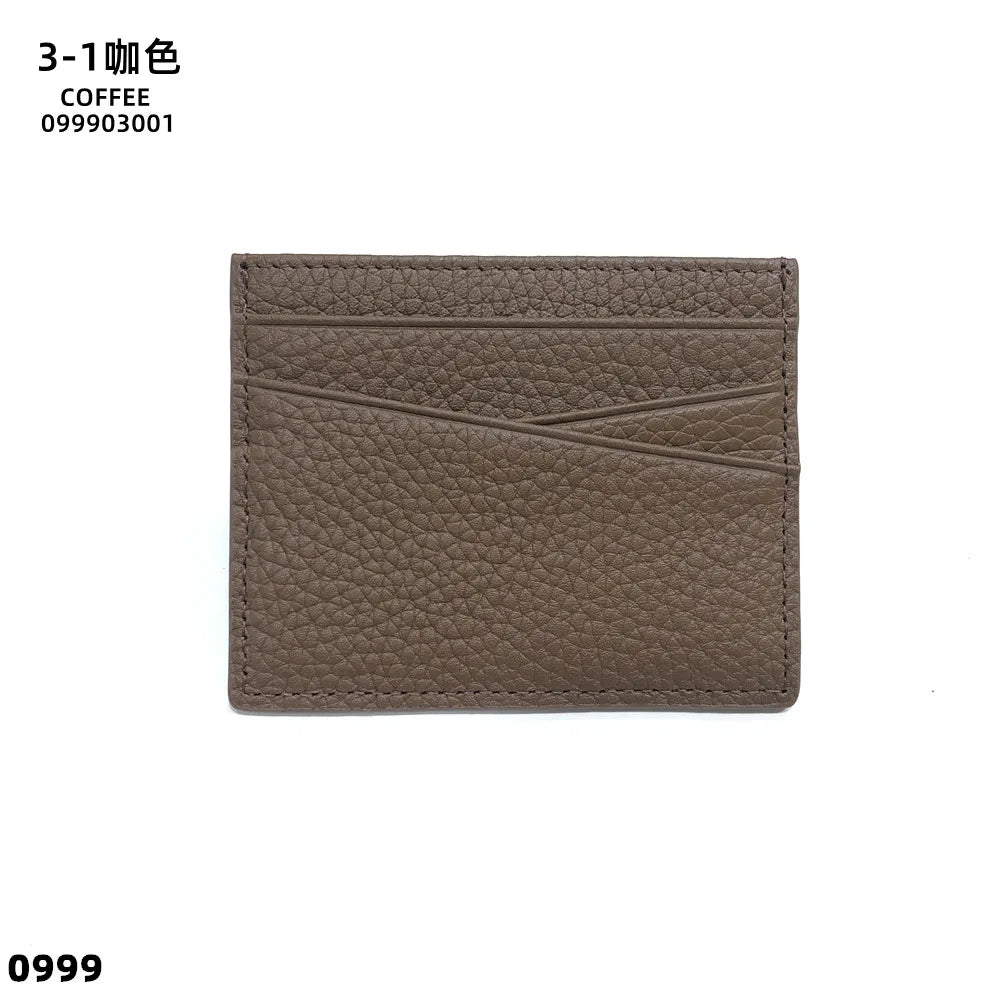 Porte-cartes en cuir véritable marron avec surface texturée et légères gravures.