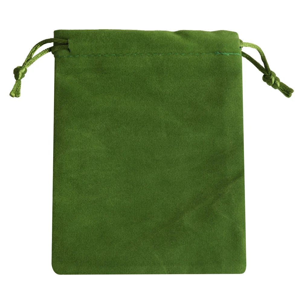 Bolsa de regalo de terciopelo verde oliva oscuro con cordones de tela verde.
