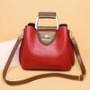 Sac bandoulière vintage en cuir brun-rouge avec poignée argentée et sangle marron.