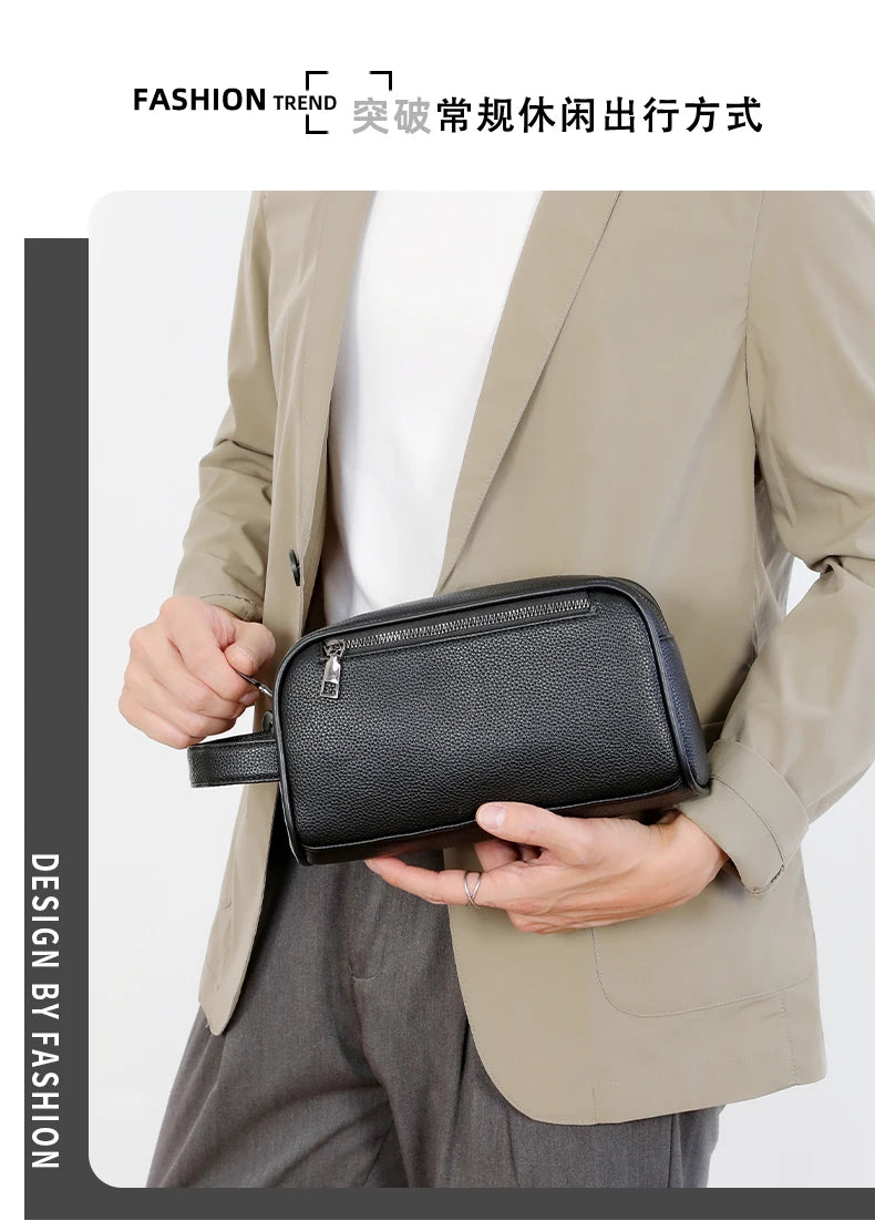 Un homme tient un sac clutch en cuir PU noir avec une sangle devant un blazer beige clair.